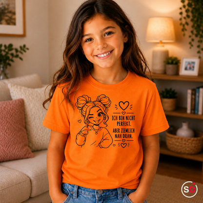 Kinder Orange – Kinder T-Shirt mit Spruch 'Nicht Perfekt, Aber Nah Dran' & zwinkerndem Comic-Mädchen