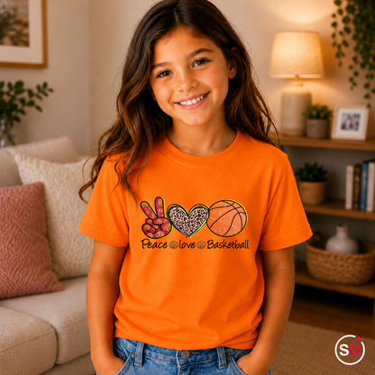 Kinder Orange – Kinder T-Shirt | Peace Love Basketball | Design mit Leoparden-Herz & Peace-Zeichen