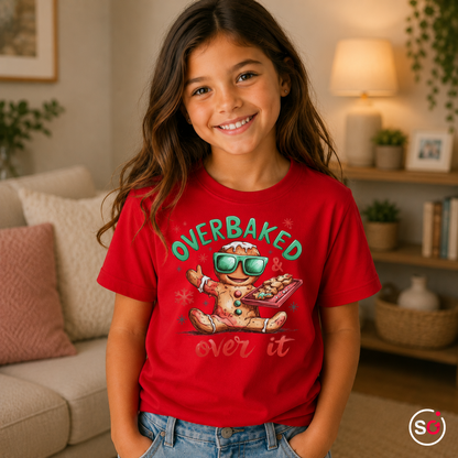 Kinder Rot – Kinder T-Shirt mit coolem Lebkuchenmann | "Overbaked & over it" Weihnachts-Spruch