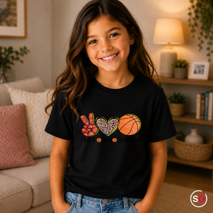 Kinder Schwarz – Kinder T-Shirt | Peace Love Basketball | Design mit Leoparden-Herz & Peace-Zeichen