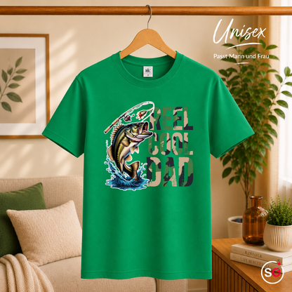 Unisex KellyGrün – Reel Cool Dad T-Shirt mit detailreichem Bass-Motiv für Angler