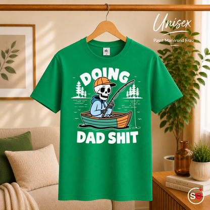 Unisex KellyGrün – T-Shirt mit angelndem Skelett und Spruch "Doing Dad Shit" – Lustiges Design für Väter