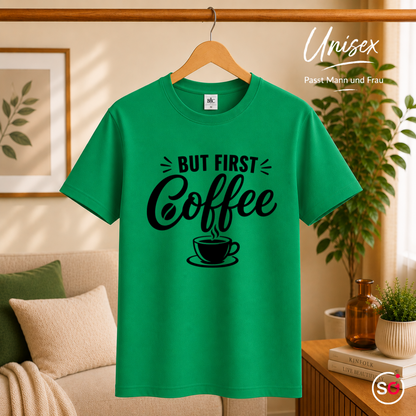 Unisex KellyGrün – „But first, Coffee“ T-Shirt | Design mit Spruch für Kaffee-Liebhaber und Morgenmuffel