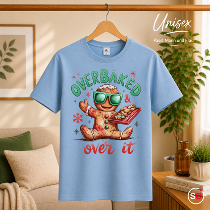 Unisex SkyBlau – Lustiges Lebkuchenmann T-Shirt mit Spruch 'Overbaked & Over It' für Weihnachten