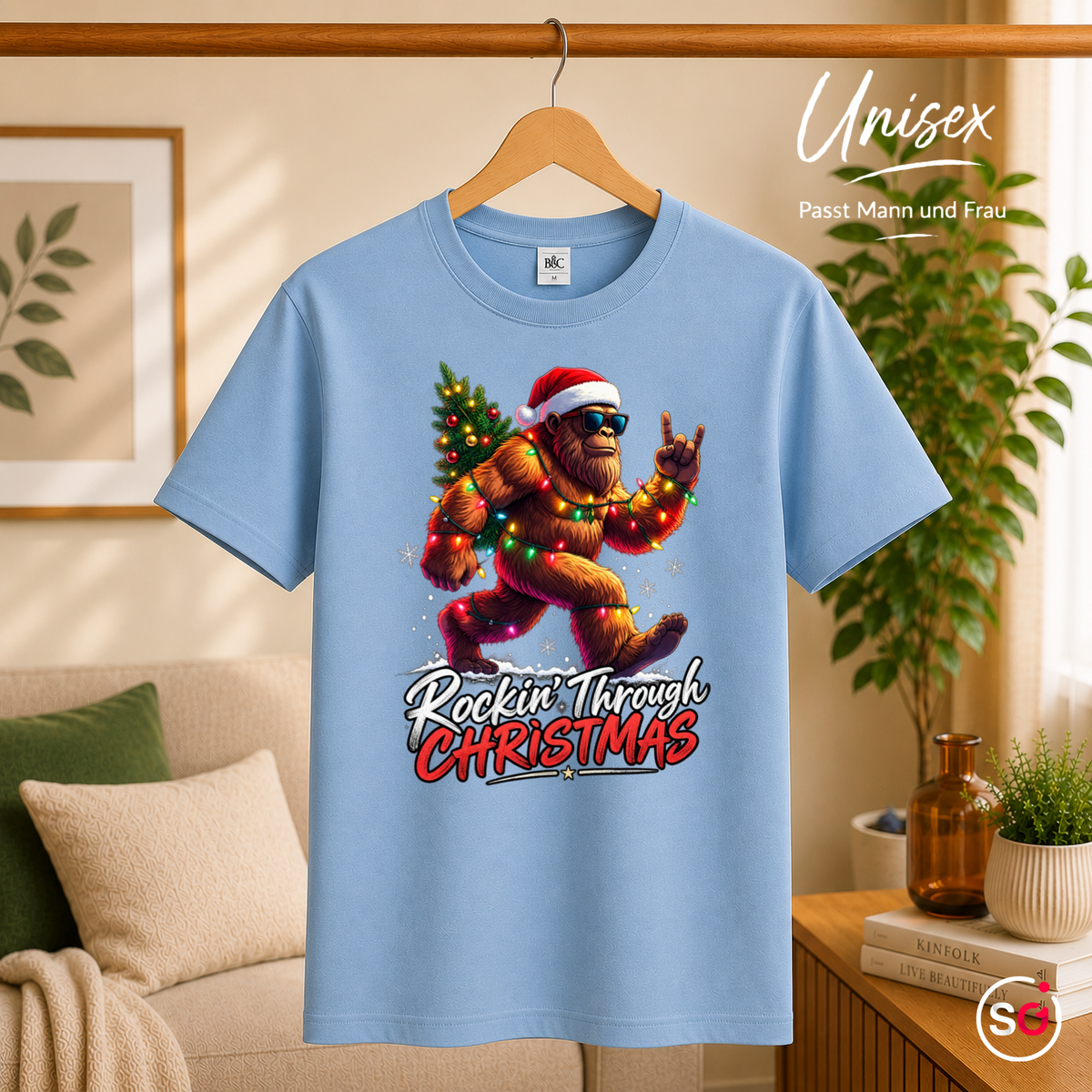 Unisex SkyBlau – Rockin' Bigfoot Weihnachts-T-Shirt mit Lichterkette und Tannenbaum