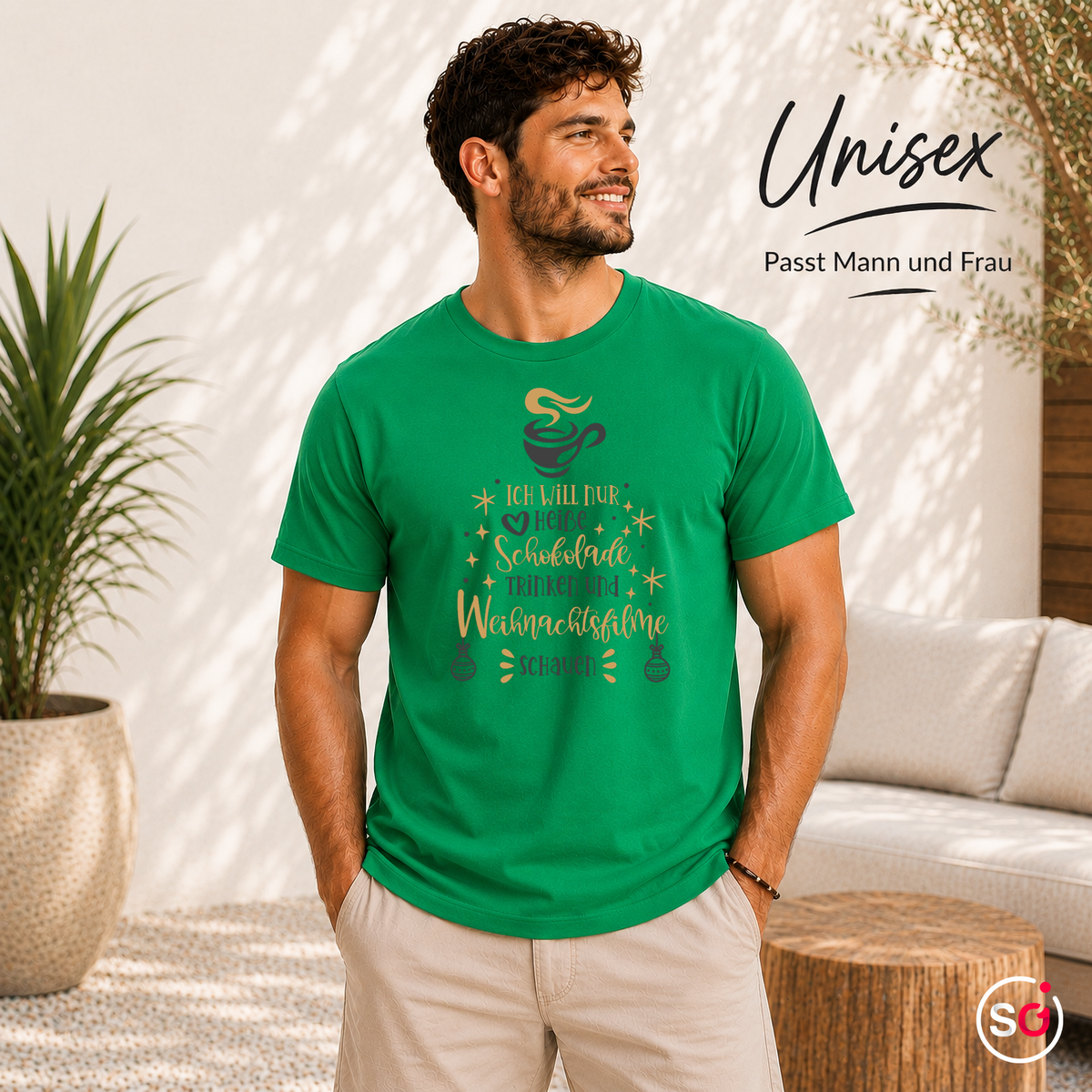 Unisex KellyGrün – T-Shirt mit Spruch 'Heiße Schokolade & Weihnachtsfilme' in Tannenbaum-Form