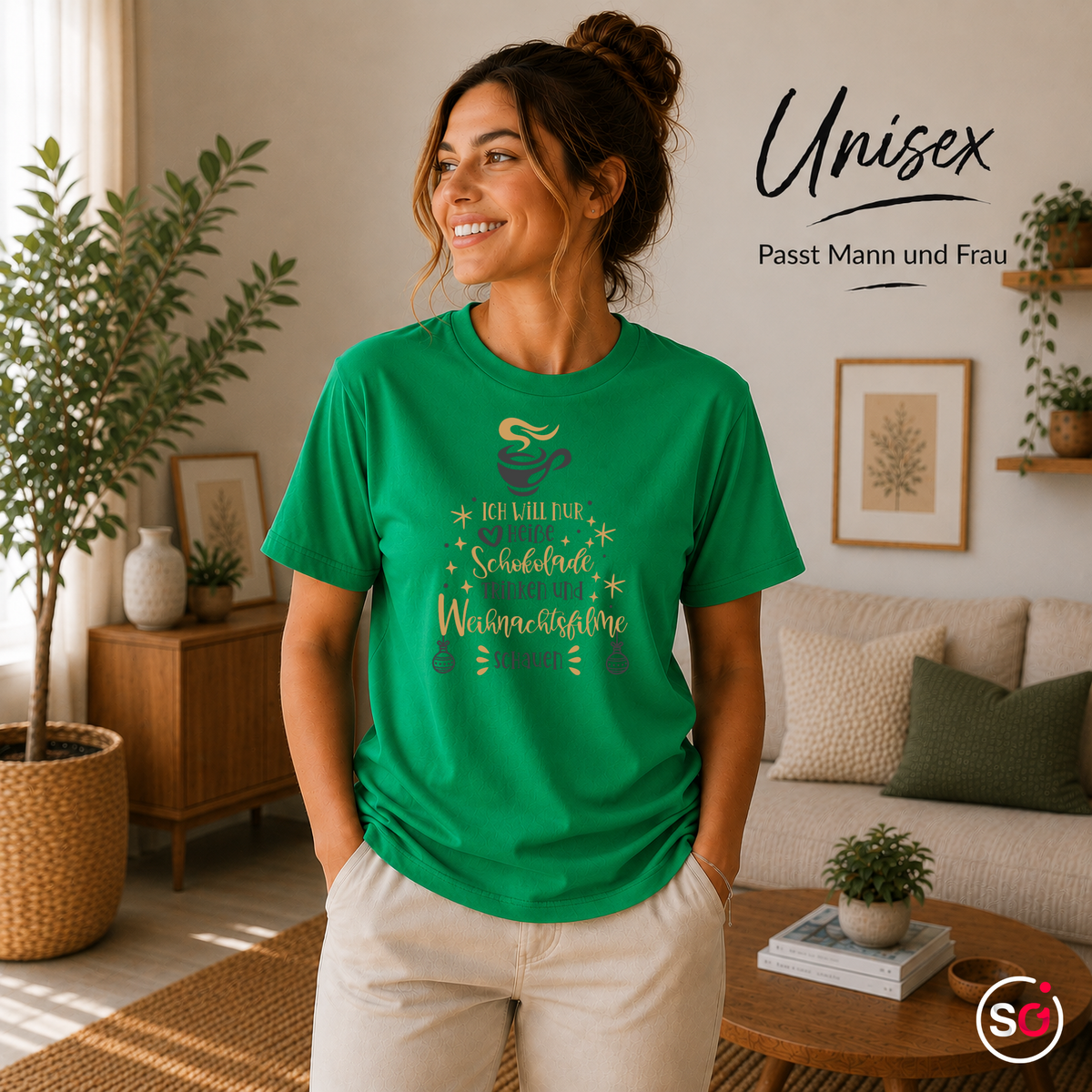 Unisex KellyGrün – T-Shirt mit Spruch 'Heiße Schokolade & Weihnachtsfilme' in Tannenbaum-Form