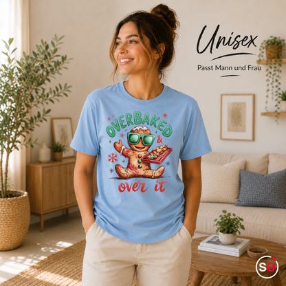 Unisex SkyBlau – Lustiges Lebkuchenmann T-Shirt mit Spruch 'Overbaked & Over It' für Weihnachten