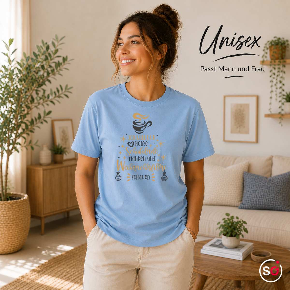 Unisex SkyBlau – T-Shirt mit Spruch 'Heiße Schokolade & Weihnachtsfilme' in Tannenbaum-Form