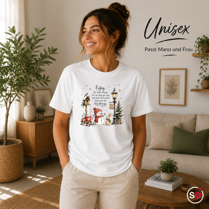 Unisex Weiß – T-Shirt 'Enjoy the little things' mit Aquarell-Schneemann und Winter-Szene