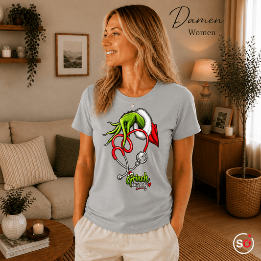 Grinch on Duty T-Shirt mit Stethoskop-Herz | Weihnachtsmotiv für medizinische Berufe - StyleOne