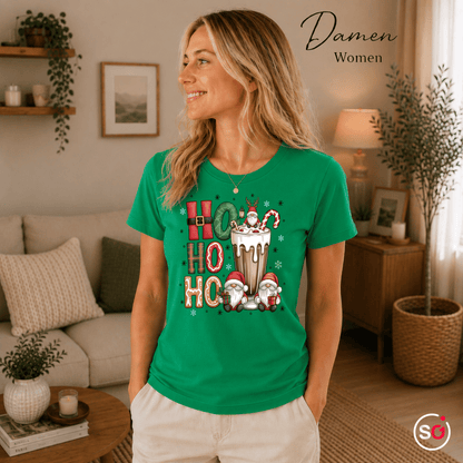 Ho Ho Ho T-Shirt mit niedlichen Weihnachtswichteln und heißer Schokolade - StyleOne