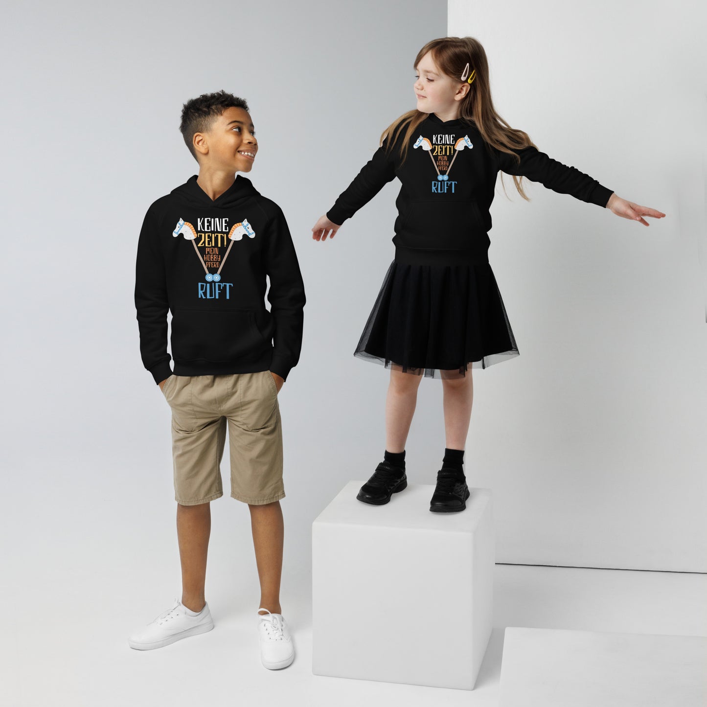 Kinder-Hoodie: 'Keine Zeit, mein Steckenpferd ruft!' – Einzigartiger Style für kleine Abenteurer