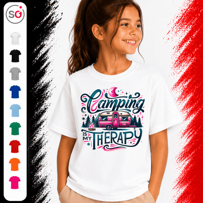 Kinder T-Shirt 'Camping is my Therapy' | Bunter Retro-Camper im Wald - StyleOne