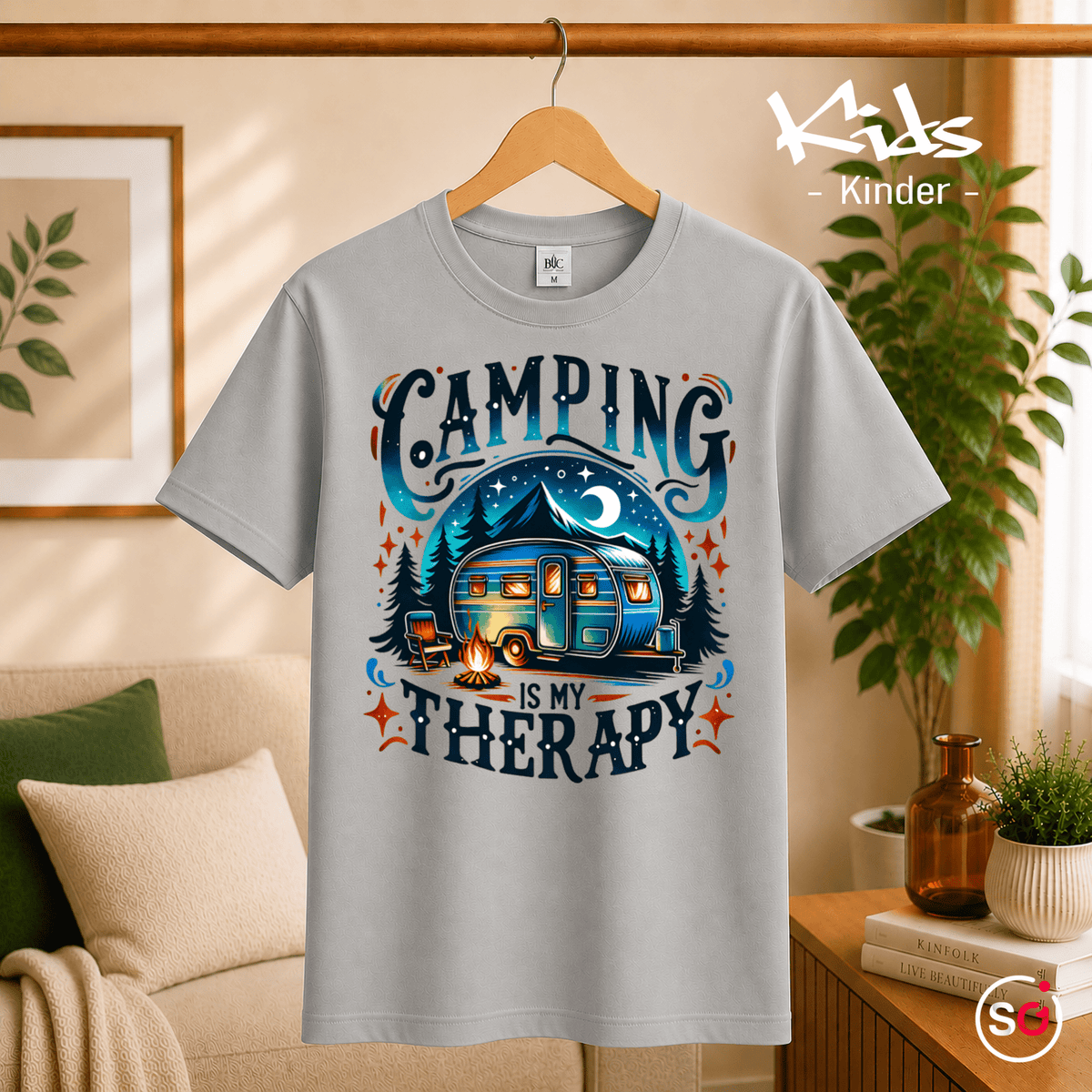 Kinder T-Shirt 'Camping is my Therapy' | Buntes Wohnwagen-Abenteuer Design - StyleOne