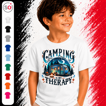 Kinder T-Shirt 'Camping is my Therapy' | Buntes Wohnwagen-Abenteuer Design - StyleOne