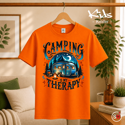 Kinder T-Shirt 'Camping is my Therapy' | Buntes Wohnwagen-Abenteuer Design - StyleOne