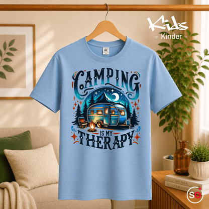 Kinder T-Shirt 'Camping is my Therapy' | Buntes Wohnwagen-Abenteuer Design - StyleOne