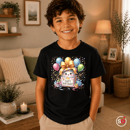 Kinder T-Shirt 'Happy Birthday' mit niedlichem Monster in Geschenkbox und bunten Ballons - StyleOne