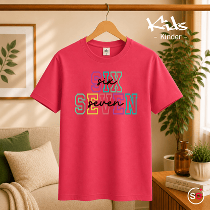 Kinder T-Shirt mit buntem 'SIX SEVEN' Zahlen-Design im College-Stil - StyleOne