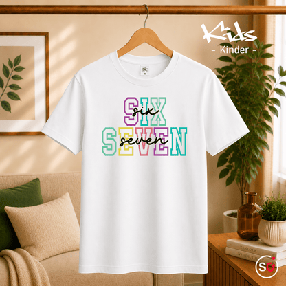 Kinder T-Shirt mit buntem 'SIX SEVEN' Zahlen-Design im College-Stil - StyleOne
