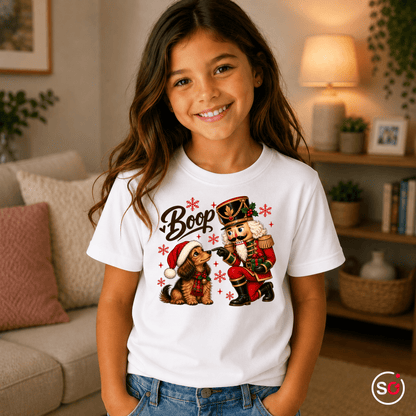 Kinder T-Shirt mit Nussknacker und Hund 'Boop' Motiv – Weihnachtliches Design - StyleOne