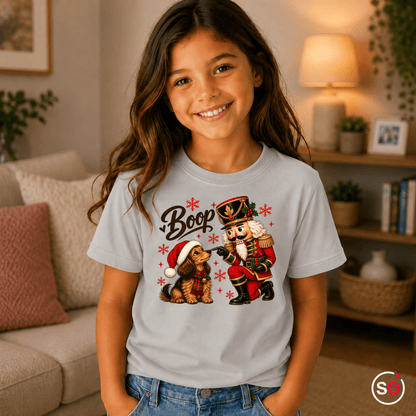 Kinder T-Shirt mit Nussknacker und Hund 'Boop' Motiv – Weihnachtliches Design - StyleOne