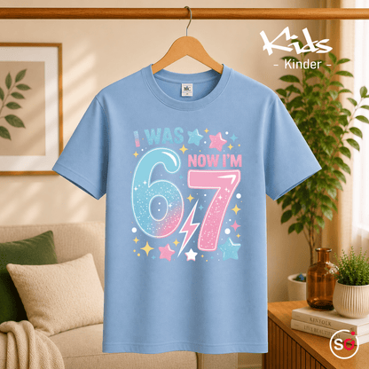 Kinder T-Shirt zum 7. Geburtstag | I Was 6 Now I'm 7 | Design mit Sternen & Blitz - StyleOne