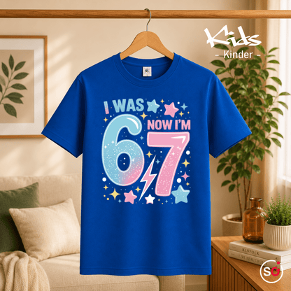 Kinder T-Shirt zum 7. Geburtstag | I Was 6 Now I'm 7 | Design mit Sternen & Blitz - StyleOne