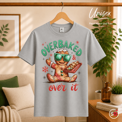 Lustiges Lebkuchenmann T-Shirt mit Spruch 'Overbaked & Over It' für Weihnachten - StyleOne