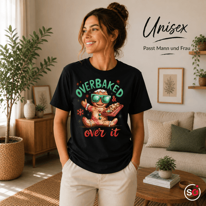 Lustiges Lebkuchenmann T-Shirt mit Spruch 'Overbaked & Over It' für Weihnachten - StyleOne