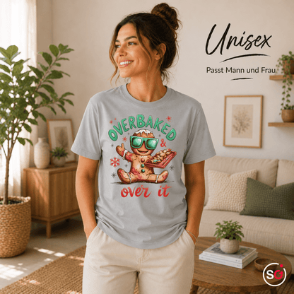 Lustiges Lebkuchenmann T-Shirt mit Spruch 'Overbaked & Over It' für Weihnachten - StyleOne