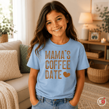Mama's Coffee Date Kinder T-Shirt | Süßer Spruch mit Herz für die Zeit mit Mama - StyleOne
