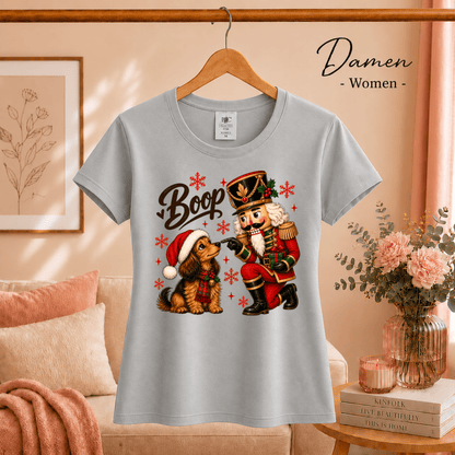 Nussknacker 'Boop' T-Shirt mit süßem Dackel – Weihnachtliches Design mit Schneeflocken - StyleOne