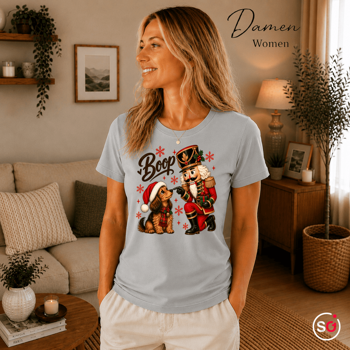 Nussknacker 'Boop' T-Shirt mit süßem Dackel – Weihnachtliches Design mit Schneeflocken - StyleOne