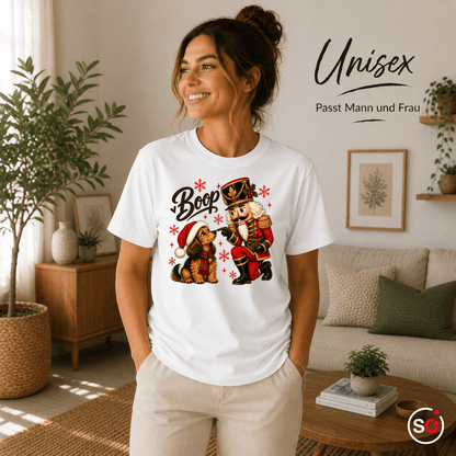 Nussknacker 'Boop' T-Shirt mit süßem Dackel – Weihnachtliches Design mit Schneeflocken - StyleOne