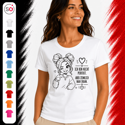 Statement T-Shirt 'Nicht Perfekt, Aber Ziemlich Nah Dran' mit zwinkernder Comic-Frau - StyleOne