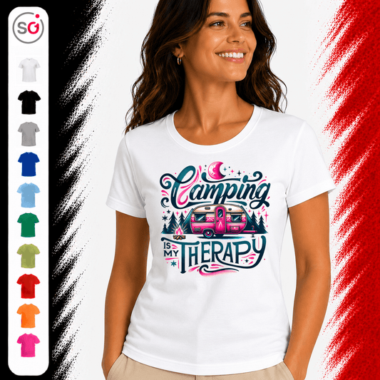 T-Shirt „Camping is my Therapy“ | Statement-Design mit Retro Wohnwagen & Lagerfeuer - StyleOne