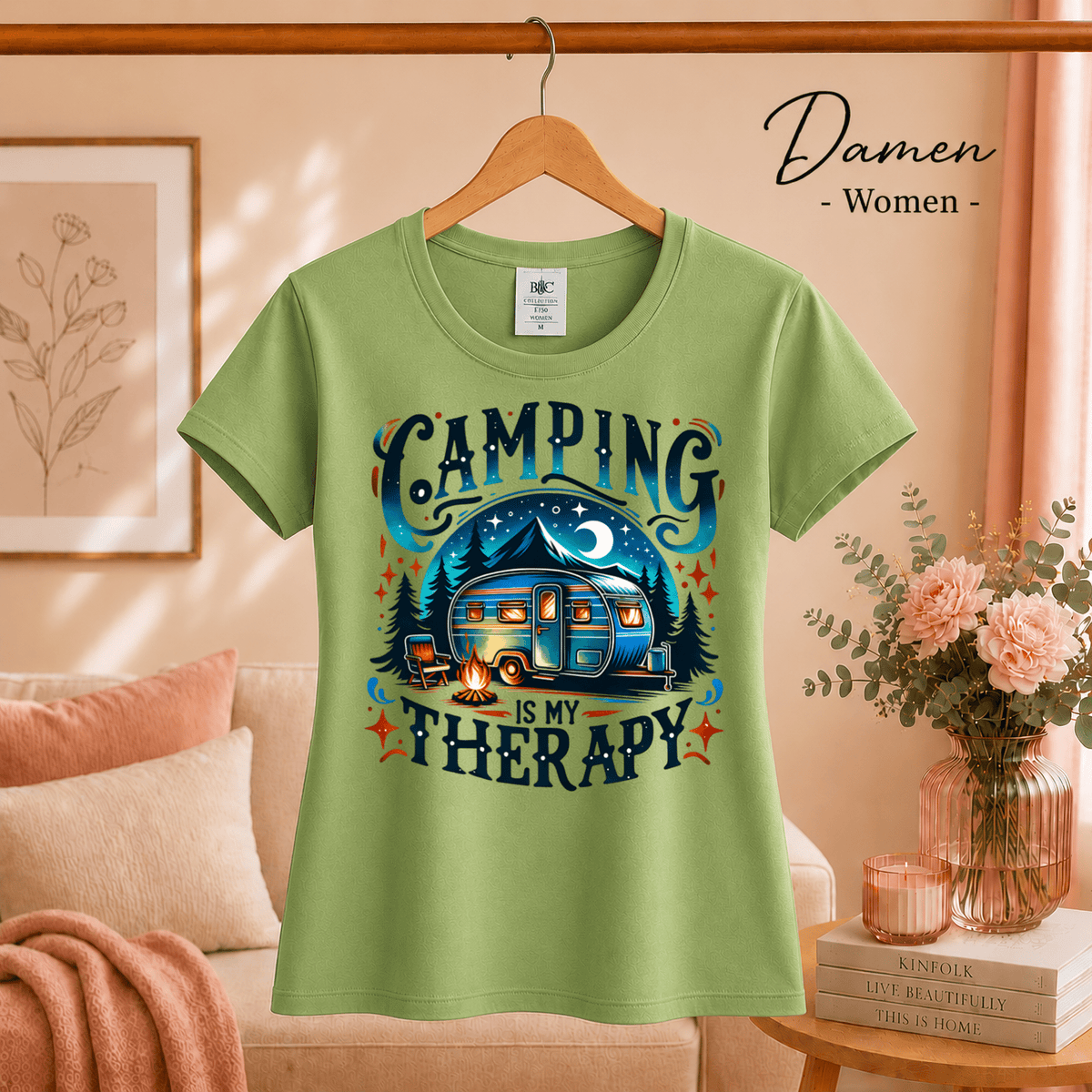 T-Shirt mit 'Camping is my Therapy' Spruch | Retro Wohnwagen am Lagerfeuer Design - StyleOne