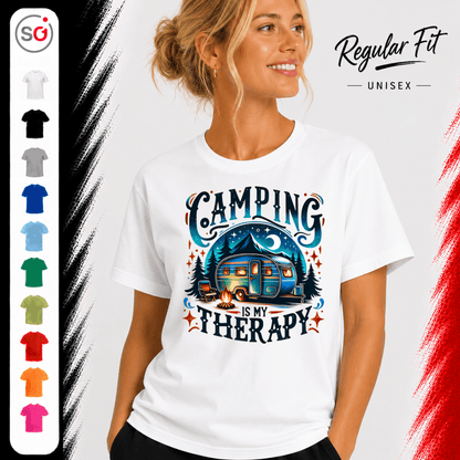 T-Shirt mit 'Camping is my Therapy' Spruch | Retro Wohnwagen am Lagerfeuer Design - StyleOne