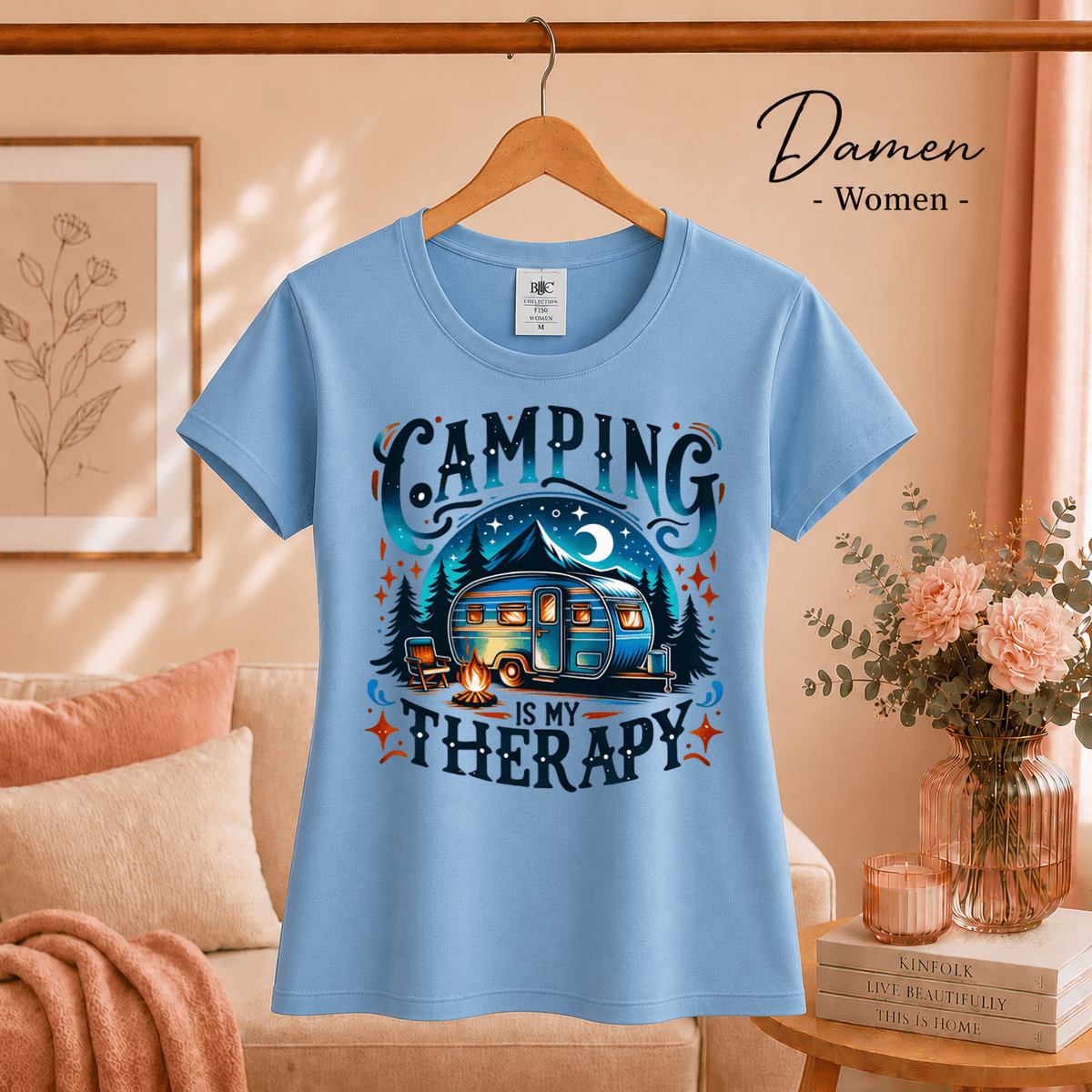 T-Shirt mit 'Camping is my Therapy' Spruch | Retro Wohnwagen am Lagerfeuer Design - StyleOne