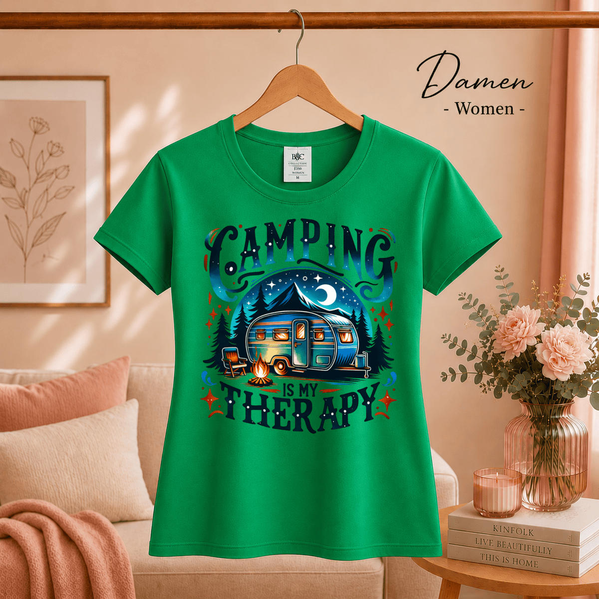 T-Shirt mit 'Camping is my Therapy' Spruch | Retro Wohnwagen am Lagerfeuer Design - StyleOne