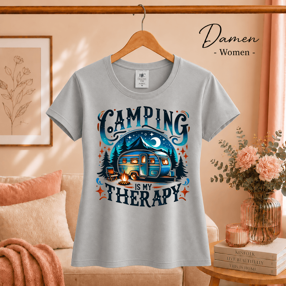 T-Shirt mit 'Camping is my Therapy' Spruch | Retro Wohnwagen am Lagerfeuer Design - StyleOne