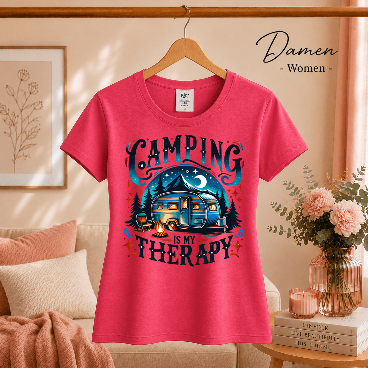T-Shirt mit 'Camping is my Therapy' Spruch | Retro Wohnwagen am Lagerfeuer Design - StyleOne
