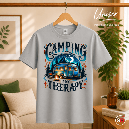 T-Shirt mit 'Camping is my Therapy' Spruch | Retro Wohnwagen am Lagerfeuer Design - StyleOne