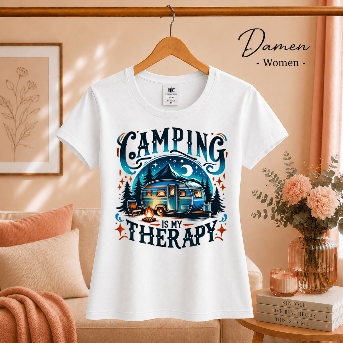 T-Shirt mit 'Camping is my Therapy' Spruch | Retro Wohnwagen am Lagerfeuer Design - StyleOne