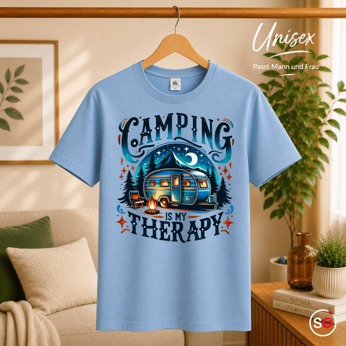T-Shirt mit 'Camping is my Therapy' Spruch | Retro Wohnwagen am Lagerfeuer Design - StyleOne