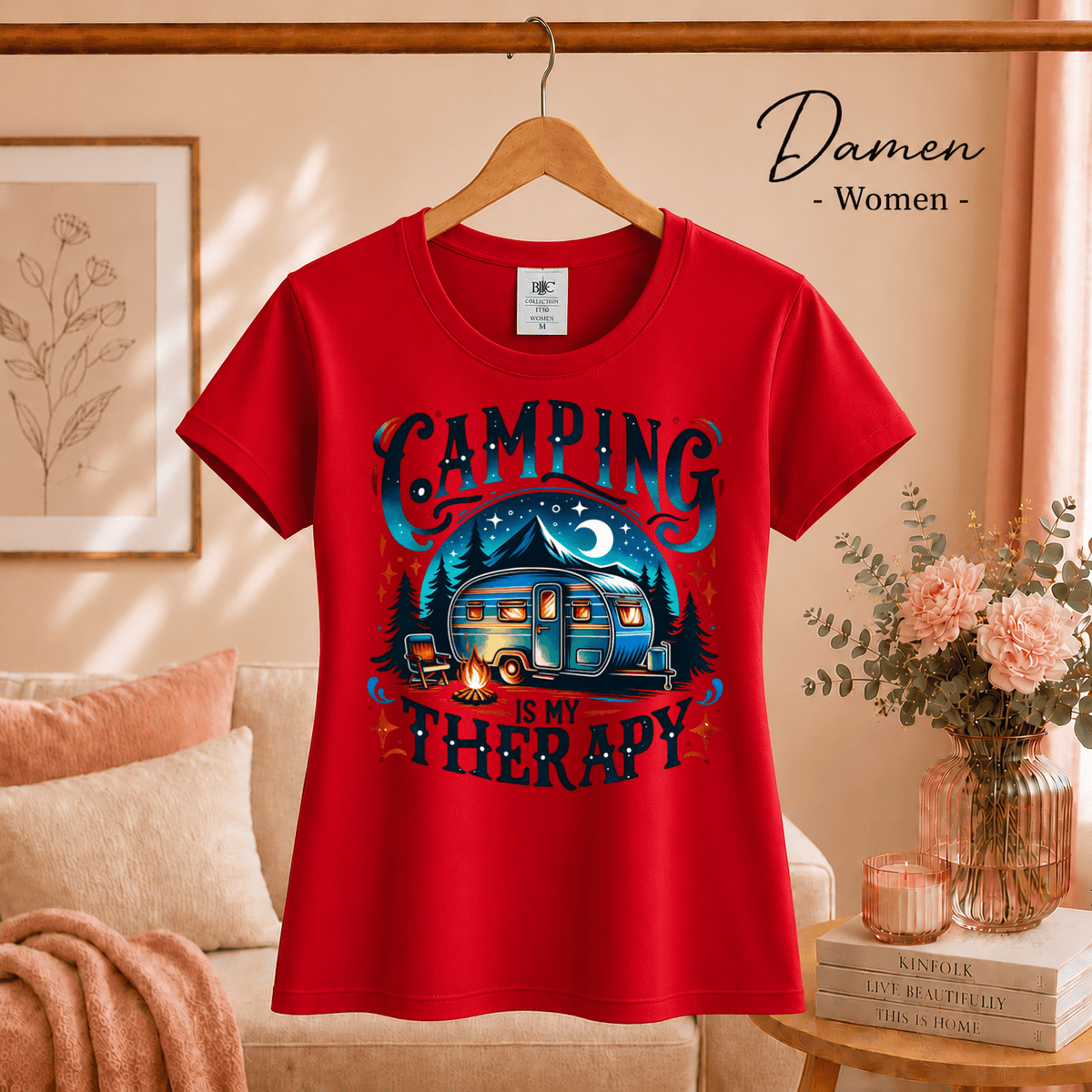 T-Shirt mit 'Camping is my Therapy' Spruch | Retro Wohnwagen am Lagerfeuer Design - StyleOne