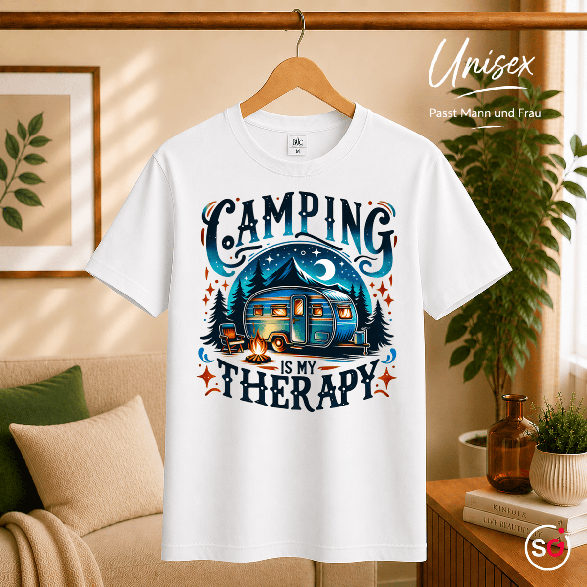T-Shirt mit 'Camping is my Therapy' Spruch | Retro Wohnwagen am Lagerfeuer Design - StyleOne