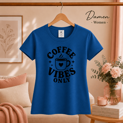 T-Shirt mit 'Coffee Vibes Only' Spruch | Retro Design mit Kaffeetasse und Herz - StyleOne